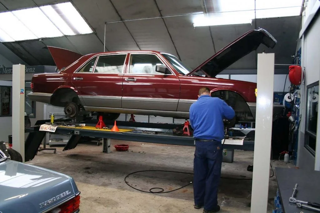 Wir haben alle Einstelldaten, das richtige Werkzeug, die nötigen Testgeräte und eine motivierte Mannschaft mit langjährigem Fachwissen für Ihren Mercedes Klassiker. Alle Wartungs- und Einstellarbeiten werden nach Mercedes Benz Standards durchgeführt. Aber aufgepasst: Ihr Auto ist inzwischen ein Oldtimer, der nicht mehr täglich benutzt wird. Ihr Klassiker braucht mittlerweile andere regelmäßige große Wartungen als zu der Zeit, als das Auto noch neu war.