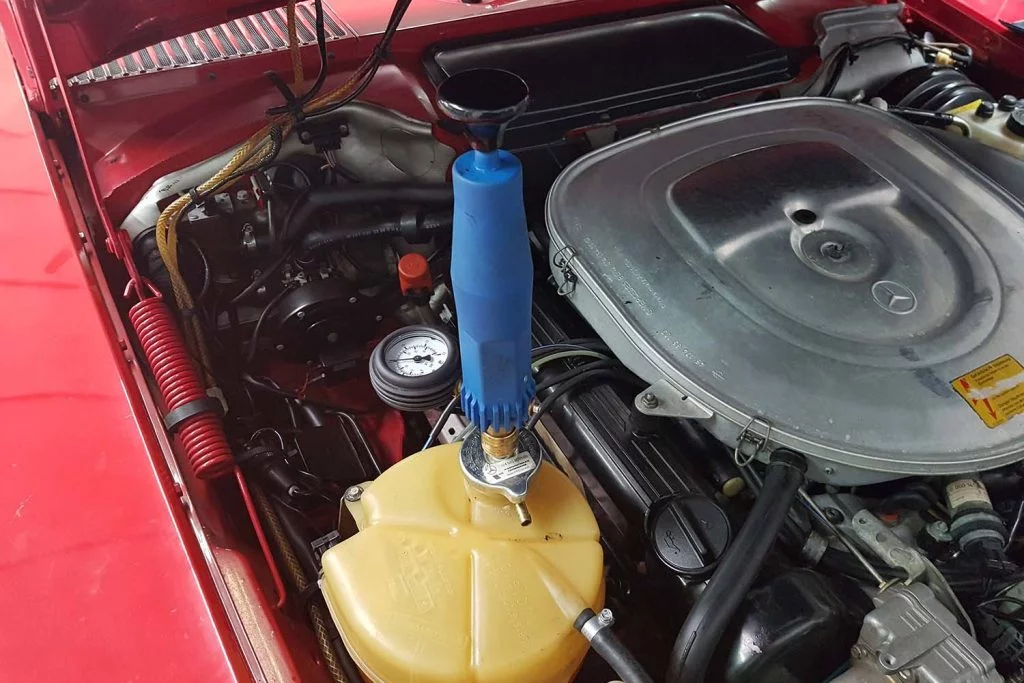 Für eine erste technische Inspektion Ihres Mercedes Klassiker können Sie bei unserem Werkstattleiter Jean Louis Stolk einen Termin machen. Bei Ankunft macht er mit Ihnen zusammen eine kurze Probefahrt. So bekommt er einen ersten Eindruck, wie Ihr Mercedes Oldtimer oder Klassiker fährt, anschließend findet eine visuelle Inspektion unter der Motorhaube statt und dann kommt als nächstes der Mercedes-Benz Klassiker auf die Hebebühne.